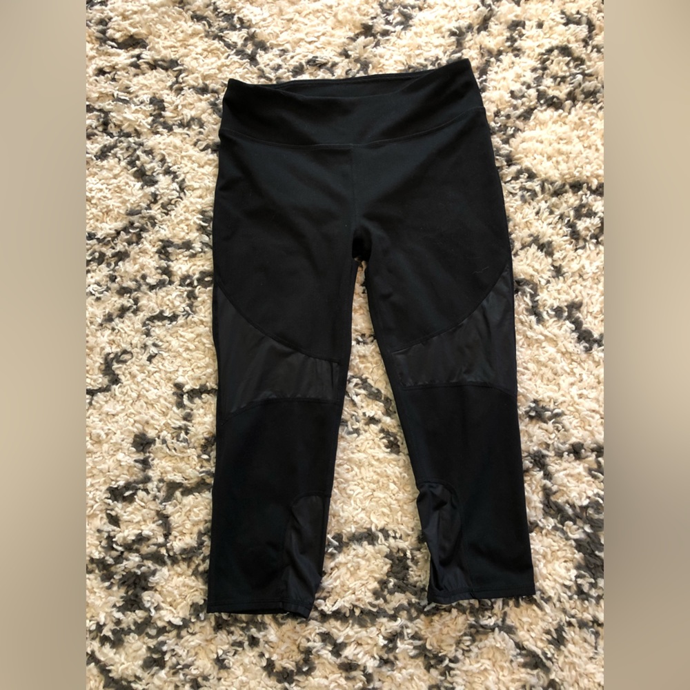 Fabletics capris in black size medium